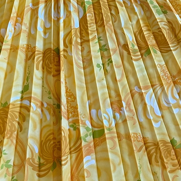70s Vintage Volup Friendly Accordion Pleat Yellow Kaftan w. Chrysanthemum Print - Picture 6 of 7